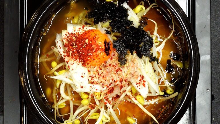 韓国の人が二日酔いの時に好んで食べるキムチ豆もやしクッパを作ってみた！