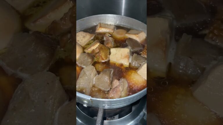 そば汁で作る豆腐、蒟蒻、ゆで卵、鶏肉の煮物