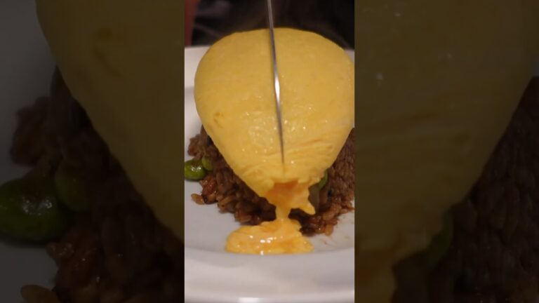 分厚いステーキの和風オムライス 牛ひき肉の柔らかさと卵のとろみが最高 creamy omurice #japanesefood #shorts #japanesestreetfood #omurice
