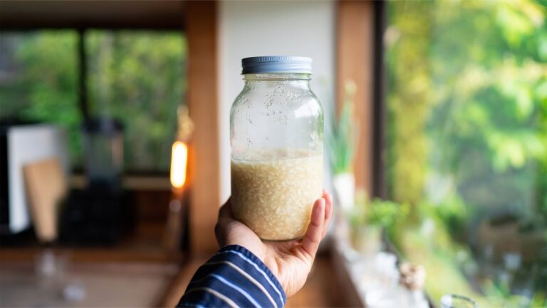 もう鶏ガラ、コンソメの素は一生使わなくなる...１０分で作れる最強の調味料。【玉ねぎ麹レシピを５つ紹介】