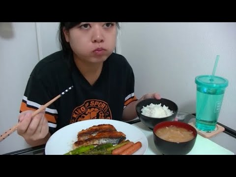 【調理実習思い出した】バター香る鮭のムニエルと焼きアスパラと玉ねぎの味噌汁【ご飯】