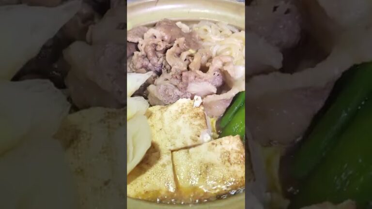 土鍋ですき焼き。具は牛肉、白菜、焼き豆腐、長ネギ、しらたきです。玉ねぎも入れたかったけどもう入らない。鍋風のお手軽簡単すき焼きでした😋