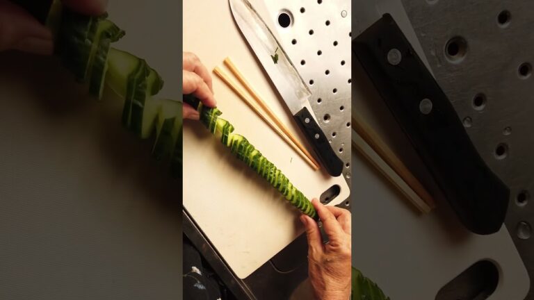 きゅうりの蛇腹切りのやり方／ばあちゃんの料理教室 #shorts