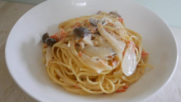 【鮭ときのこのクリームパスタ】ソースをフライパンひとつで作るレシピです♪