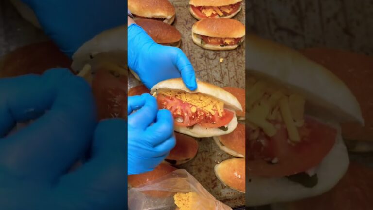 焼き立てパンの工程「ツナメルトパニーニ②」