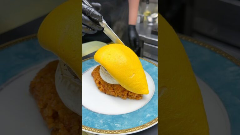 日本一のオムライス屋が作るハンバーグオムライス🍳間にカマンベールチーズが丸ごと1個入ってる！ #愛知グルメ