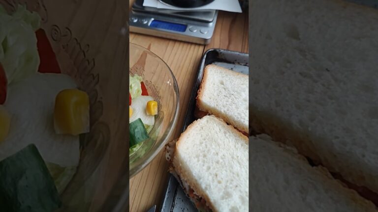 桜えびと卵焼きと かいわれ大根にオーロラソースで味付けです。2024-1105