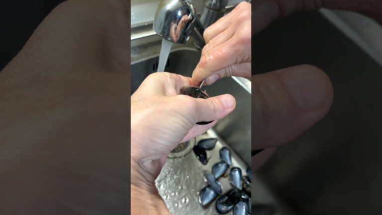 磯の香りを残すムール貝の下ごしらえ。