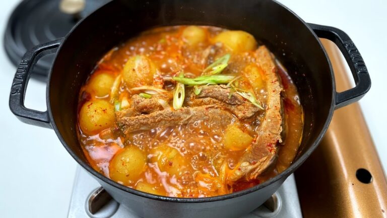 【カムジャタン作り方】大人気の韓国肉じゃがスープ｜ストウブでお肉ほろほろ＆じゃがいもホクホク