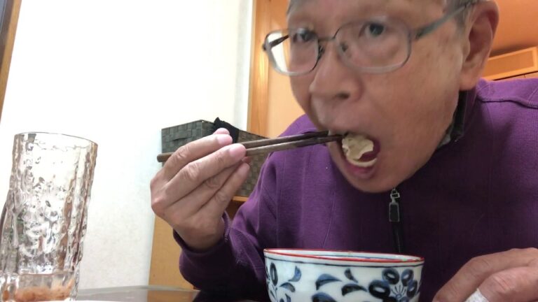 お爺ミツジの夕食　刺身、豚汁定食頂きながら家内と会話