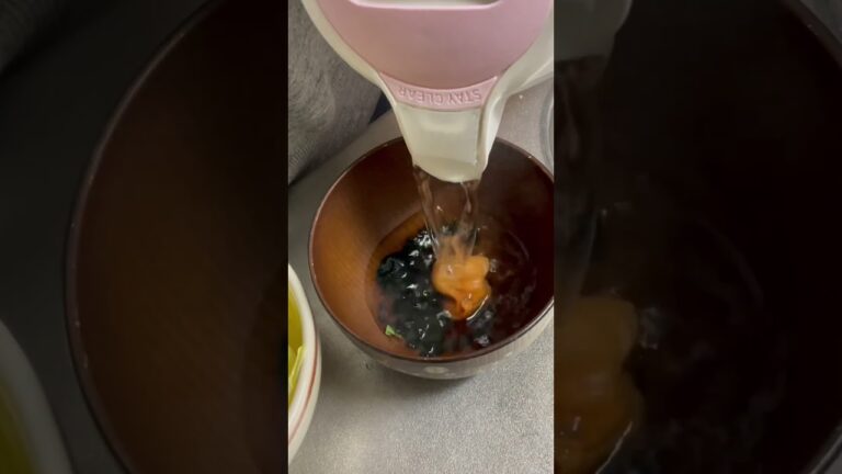 食べすぎたからだをリセットするスープ。梅干しわかめめんつゆ。#ダイエットレシピ #ダイエット #一人暮らし #ヘルシーレシピ