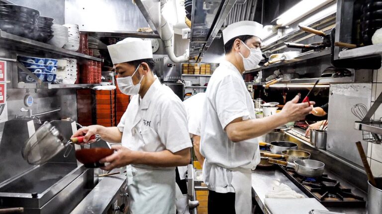 信じられない熟練スキルで驚異的注文量をさばく老舗そば職人達の１日に密着丨Art of making SOBA NOODLES | Osaka, Japan