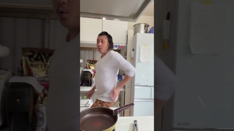 ラザニアが食べたかった日にトマトジュースを飲んで健康になる動画。冷蔵庫に眠る賞味期限が切れそうなトマトジュースと作り置き後、放置されたトマトソースを消費しました🤣腹が出てるのは旅行のせい