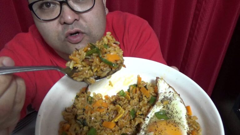 ビビンバ炒飯　クリームコロッケ　目玉焼き丼