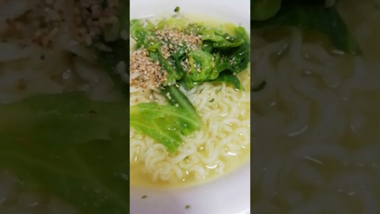 インスタントラーメン　サッポロ一番塩　キャベツのソト葉入れて　キャベツが柔らかくなってから麺を入れる。音アリ