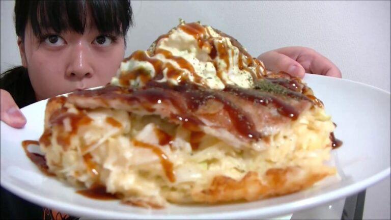 【パンケーキ！？】アボカドタマゴサラダ乗せお好み焼き【ソースたっぷり】