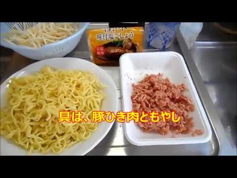 焼きそばを作る　具は豚ひき肉ともやし