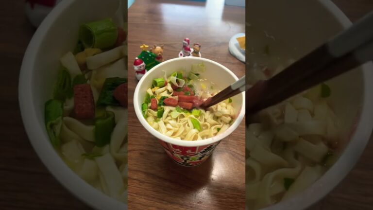麺神　明太クリームうどんと私。#shorts