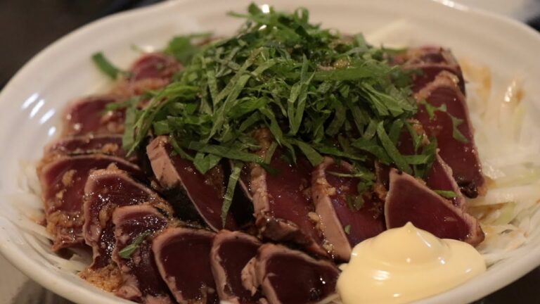 にんにくポン酢ダレとマヨネーズ食べるカツオのたたき