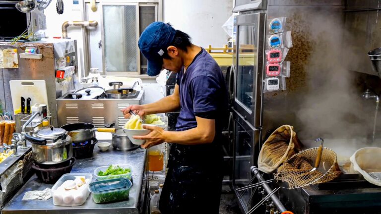 ワンオペ天ぷら兄貴が厨房ぶん回し！３時間で１２０人捌く天ぷらうどん屋の爆裂昼営業。