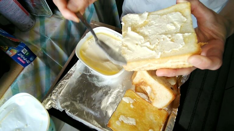 妻と朝食[トースト]