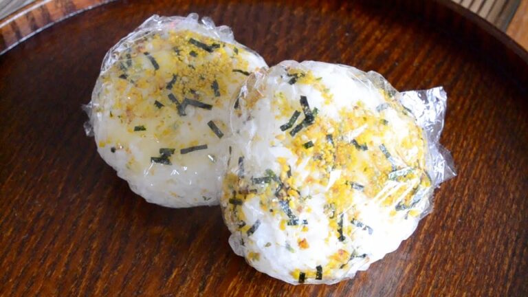 おにぎりの作り方：チーズとのりたま