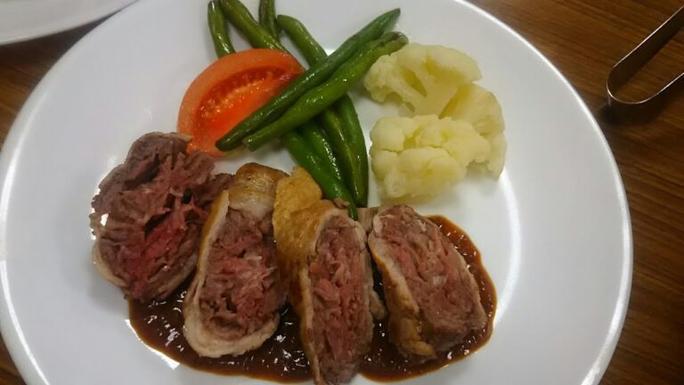 ［牛切り落とし肉をお洒落な料理に変身✨］感謝いっぱい✨牛切り落とし肉の豚バラ巻きロースト✨グレイビーソース✨を作らせていただきました✨(成宮✨キッチン✨)