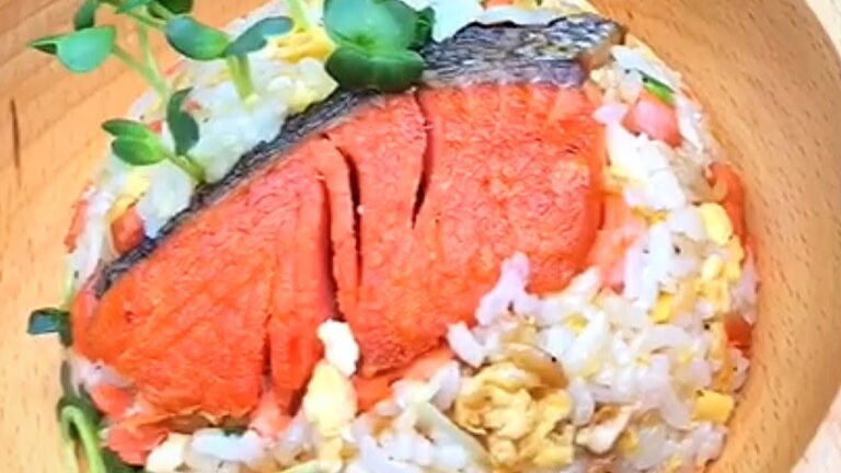 チャーハンに鮭を入れたら大きく成長するか試してみた。Ini bukan nasi goreng, ini seni.