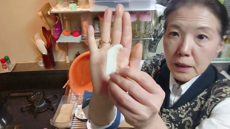 食を考えることにしたの🍀【玄米の炊き込みご飯／手羽先とこんにゃくときのことゴボウの取り合わせ】手元にある材料で、こんにゃくのあの食感を味わいたくて炊き込みご飯にいたしました。