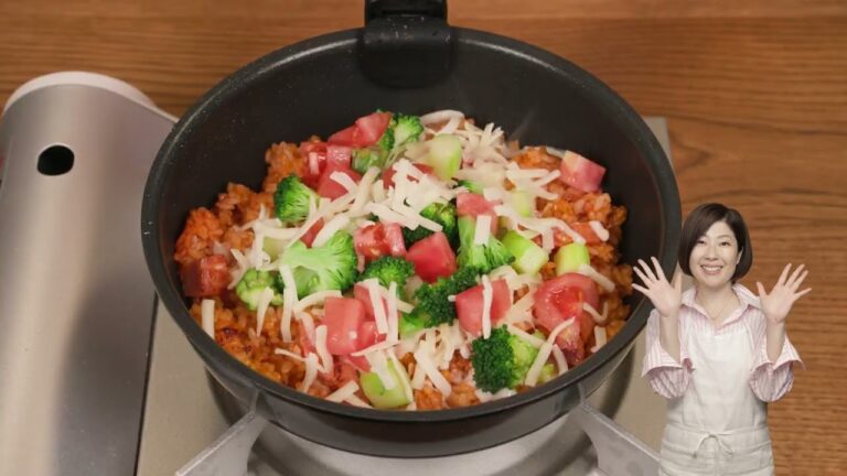 トマトやブロッコリーで手軽に作る「フライパンドリア」