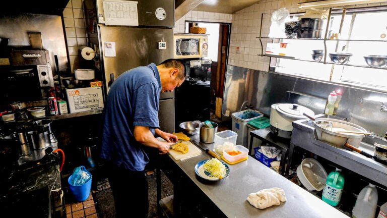 後継息子がワンオペ厨房ぶん回し！広島で７０年続く老舗食堂の素朴な1日。