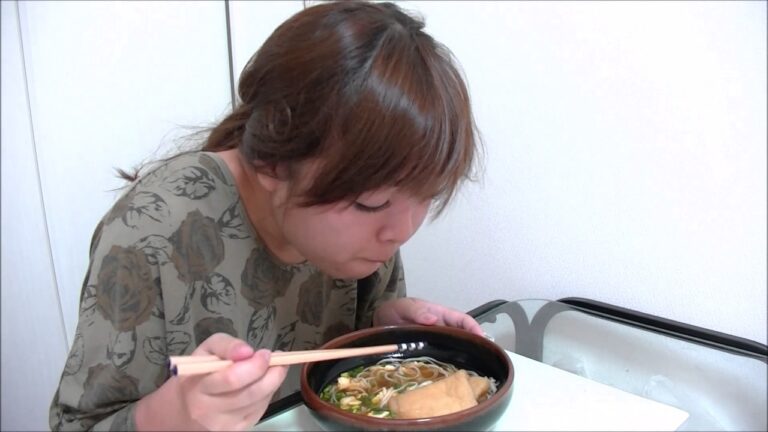 【お揚げがシューシー】きつねうどん　炒り卵のせ【日本の味】