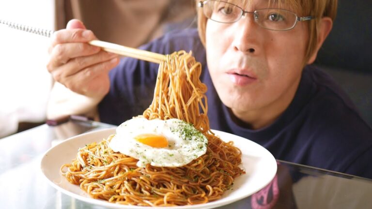 3食入りで87円の焼きそばをとにかくノリノリで食べる男