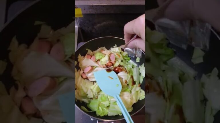 【苦手ズボラ料理】ウィンナーの油で炒めたカット野菜にお弁当用ソースだけの味付けだけど上手い❗#short #shorts#料理