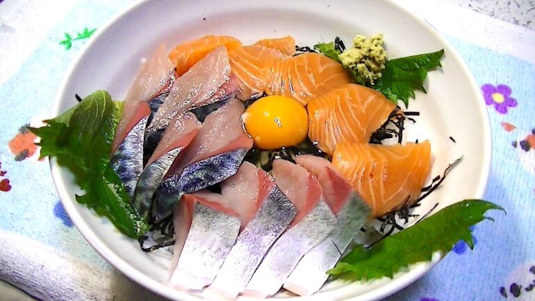 【一人deごはん】Let’s eat！旨いね～！「新鮮サーモンと真サバのお刺身丼」