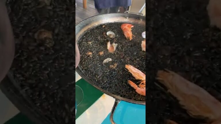 Paella de negro  イカ墨パエリア