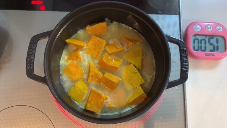 かぼちゃ、玉ねぎ、牛乳だけて甘いかぼちゃスープ　【ストウブ】　コンソメなし