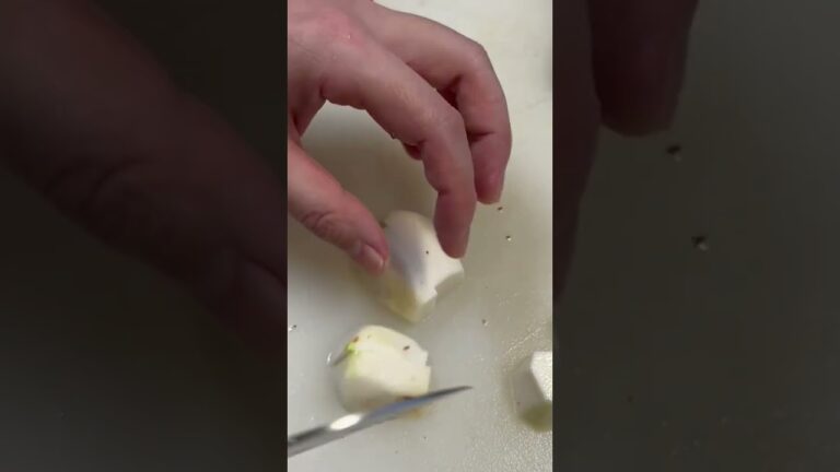 里芋を切る【味噌汁】