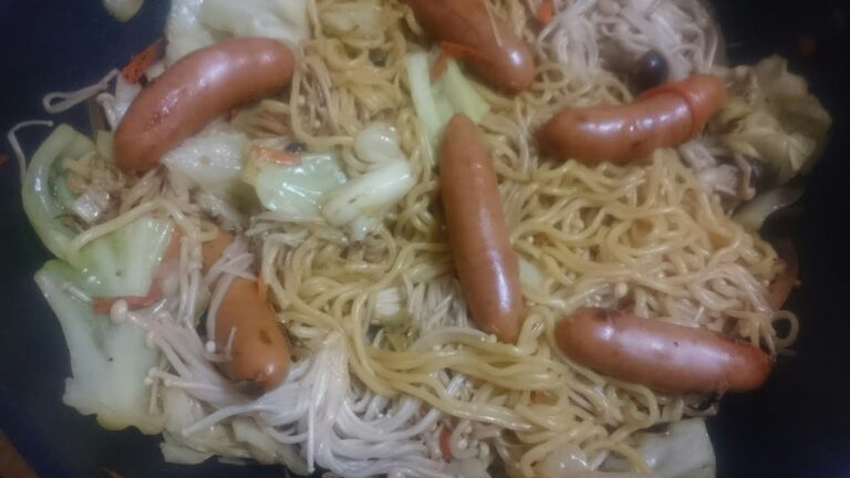 【めし日記🍝】てりやきソースの大盛焼きそばとハンバーグ３枚食べてみた。