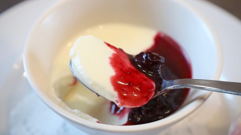【パンナコッタ】超簡単で濃厚なミルクプリンと甘さを控えた大人のブルーベリーソースの作り方