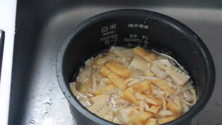 炊き込みご飯にタケノコを入れる様子
