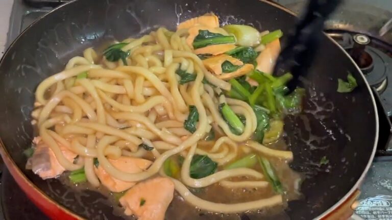 [貧乏飯]節約レシピ！！安売りサーモンで作る和風バター醤油焼きうどんの作り方！！！