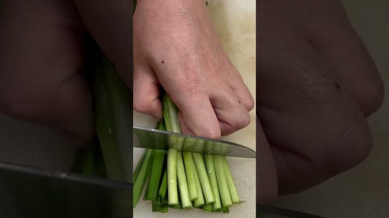 ニラを切る【ニラと豚バラ肉の塩炒め】