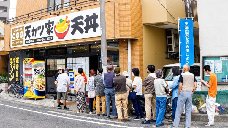 【閉業】岡山）開店した瞬間になだれ込む客で一瞬で満席。行列のできる怪物天丼屋丨Japanese Street Food