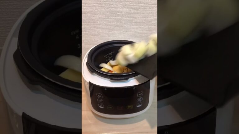 とりあえず材料入れてスイッチ押してみたら…【自炊1年目の男子大学生】【肉じゃが】#shorts