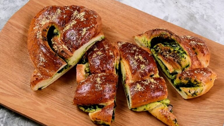 AEGオーブンレシピ ほうれん草とベーコンの三つ編みパン