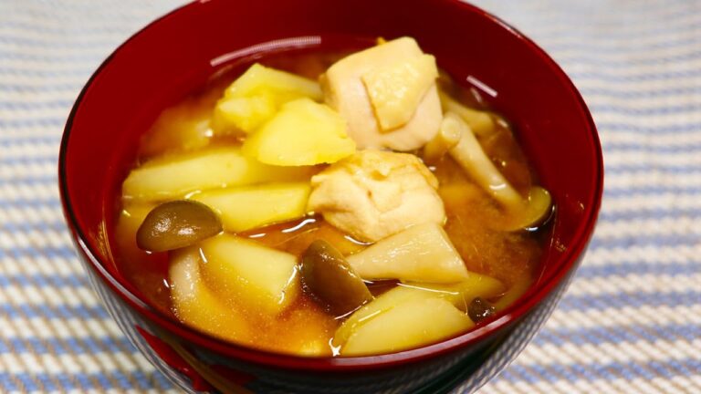 味噌汁 じゃがいもと鶏肉を使ってコクのある味噌汁を！じゃがいもが出汁を吸って旨味のある仕上がりになりました！【びぎなーずミソすーぷ】