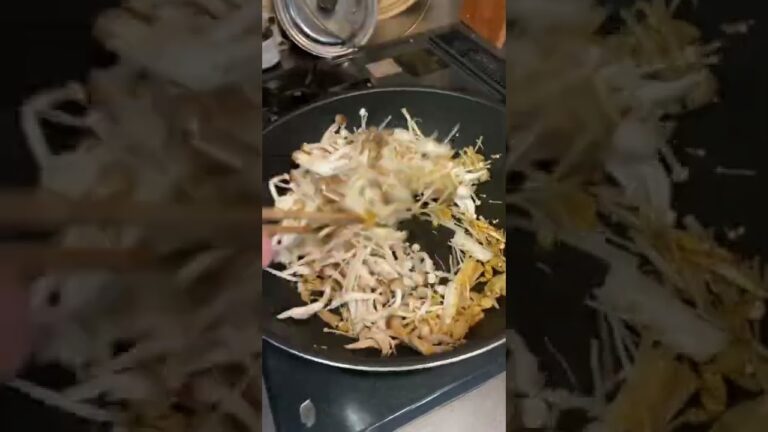 秋の訪れ🍁きのこの和風ペペロンチーノ#shorts