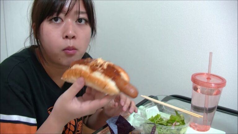 【セブンイレブン】チリチーズドッグ　トマトとチーズのバジル自家製生パスタサラダ【食欲やばい】