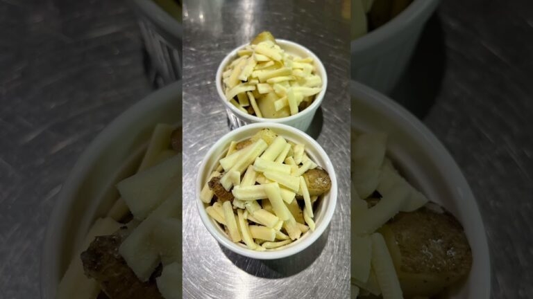 ポテトとベーコンのチーズ焼き　じゃがいもを圧力鍋で蒸してたポテトとベーコンをソテー、大好きなよつ葉チーズでオーブン焼き￼